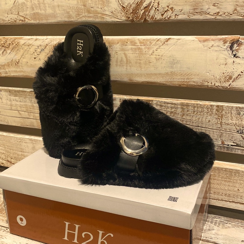 🔥🔥 (3/$20) 
Black Size 5 Furry Slippers w/ Accent Buckle BNWT